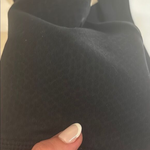 Elegant Black Strappy Sports Bra - Picture 4 of 4